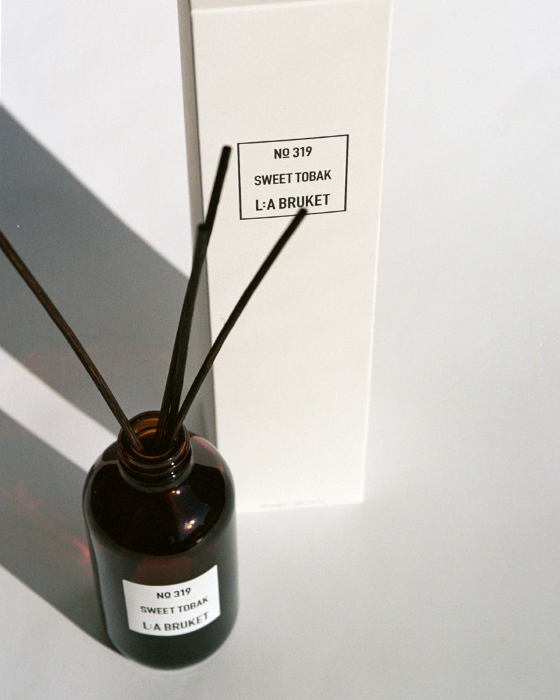 L:A BRUKET Room Diffuser Sweet Tobak – White Pine London